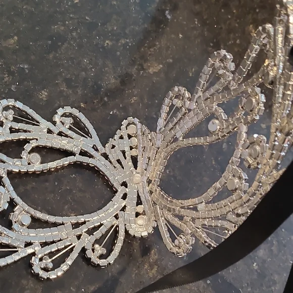 Elegant Silver Rhinestone Mask - Picture 4 of 7